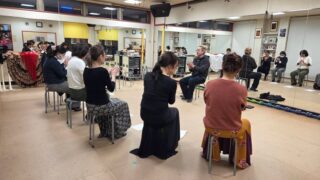 先週のレッスン行脚は京都へ大阪へ。
Mariフラメンコ教室でのパルマ・レッスンでは沢山の方のリピートを頂き感謝🤲

土曜はテルさんとこのポル・ディオスでのライブ。
日曜は松本真理子さんのイベントへ。

レッスンでもライブでも、踊り手さんもムシコスも皆、十人十色ながらにアンサンブルしていくのが楽しいです。
またの機会を楽しみにしつつ、精進してまいります。