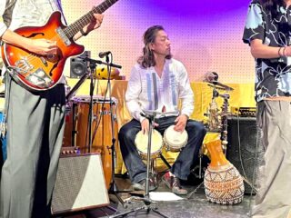 続いて、おじさんは途中からずっとボタンが外れていて、ヘソだし状態であったと、
@shinjimoustache
さんが、激写してくれました😆