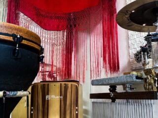 先週末からのスナップが溜まってました。
スタジオ・セビージャのライブでは、コーナー&省スペースセッティングで頑張りつつ、レッスン行脚と確定申告を並行で。

毎年、何かしらの数字が合わなくてイライラするも、今年は電話サポート無しで頑張りましてね、達成感があったので自分へのご褒美に久々の草購入。

かと思えば、急遽郷里へ帰ることになり、尼御前SAのフードコートは24時間営業というのを知ったのは収穫。レッスン日を変更してもらい有難うございました。
あ、今週末も東北へ向かうのだった。

ATF&エンジンオイルが同時に交換時期に来て、車は何かとお金がかかりますが、メモリアル292929キロは、残念、撮り漏れ。というか、高速走行中だったので断念ですわ。いや、よく走ってくれます。ありがとう。