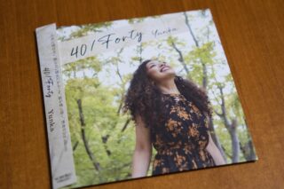 先日、録音に参加させて頂いた、YunkaさんのCDが届きました。
発売おめでとうございます🎉

サブスクリンク🔗
https://linkco.re/02SAXs3a

CD販売元
https://www.vividsound.co.jp/item.php?lid=4540399326337

私は、1曲目の「Stay Free」、3曲目の「名前のない関係」にて演奏させていただきました。
 Yunkaさんとは、面識はありつつも御一緒したことはないのですが、SNSでの印象は「英語で歌う人」（勝手ながら、です。すみません🙏）だったので、このアルバムが全曲日本語で、ほぼ全ての曲の作詞を手掛けておられるのに感嘆しました。
 優しく包み込んでくれるYunkaさんの歌声に、ディレクター藤野氏のサウンドメイクが寄り添い、アーバンなソウル＆ポップス＆ロック、それからジャジーなサウンドまで、大変バラエティに富んだ楽曲群であります。 良かったら、是非お手元にどうぞ！

 ——————— 
…からの、個人的なお話で恐縮ですが…

・「Stay Free」においては、随分前にサルサバンドでご一緒していた、トランペットの寺内茂さんと「音だけで」再会をさせて頂きました。なんとも感慨深いです。

・木村宅録新体制となってからの記念すべき初めてのデータ納品をさせて頂きました。とはいえ、いかに素の音を録るか？に専念し、あとは万波さんをはじめ、エンジニアの皆さまへお任せ…ですが、見事になじませて頂き、コレまた感激でした。