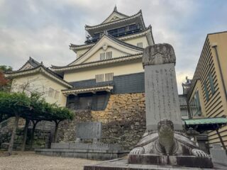 昨夜のウォーキングで、
#岡崎城公園
と
#乙川河川敷 
が余りにも気に入ってしまったよってに、早朝に歩いてみたら、暗くて見えてなかったものが色々あった。
おもしろし。