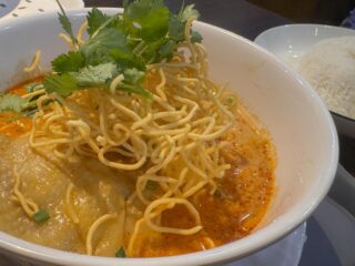 投稿をサボっていた時期の思い出をカメラロールから記すものでります。

・タイ料理屋に入ったら、チェンマイなど北部ご飯もあり、ついつい頼んでしもて胃袋がちぎれそうになりましたわ

・亀ちゃんディレクションのレコーディングでは、安友子ちゃん、徳ちゃん、わっさんとワイワイしつつも、皆さんの技術とセンスにとても刺激を受けました。木佐貫さんのカリンバと口琴は宇宙だし、三輪さんと飛鳥さんのレコーディングも異次元でした。

・第一回エセンシア・フェスティバル
そんなに合わせがあるわけじゃないけど、演奏陣同士、踊り手さん達と演奏陣同士が有機的に絡み合っていて、めくるめく舞台でした。
個人的にはパルマの「現場」経験がもっと必要と痛感。とはいえ、その時私は打楽器を演奏しているので、なかなか機会に恵まれません。

・リーダー病欠リハーサル、代打でコンガやりましたが、サルサのコンガはサルサコンガ筋が必要なので、普段から備えていない私には苦行でしたw

・高槻ベイス企画、ジプシー・ジャズ×フラメンコ。
Mon Dieuさんは極上のダンスミュージックで、腰がぐいぐい動きました。メンバーの皆さんがとってもお人柄が良くてほっこり。
フラメンコチームKAHOMIさん、美穂さん、佐久間さん、お三方揃って御一緒するのは、昨年のちくさ座公演以来。今回は大阪だったのでアレですが、また三木シゲちゃんと5人でやりたいな〜

・夕日

・今年は黄砂少なかった？

それから、日常的にレッスン行脚なわけですが、来年は生徒の皆さんに発表の場を設けたいと思い動き出しました。
動かない脳に鞭を振るう日々であります。