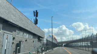 万博に相棒とやってきました。
リングの踏み切り待ち中〜

今日リハーサルして、5日ほど演奏させていただきます！