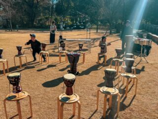 本日、宝塚の小学校・幼稚園を（いい意味で）お騒がせしているミッチー&キムキムは、宝塚文化芸術センターの庭園に出没しました。

三連休最終日は1番寒いとの事でしたが、お日さんの恵みの下、無事ワークショップを行うことができました。

ミッチーこと、グル（導師）横沢氏による空間レイアウトが、音色・外観ともに冴え渡り、子どもたちが狂喜乱舞しておりました。
私は定点伴奏の役割でしたが、グルはずっと走り回っていて恐るべき体力…😳
お疲れ様でした、ありがとうございました。