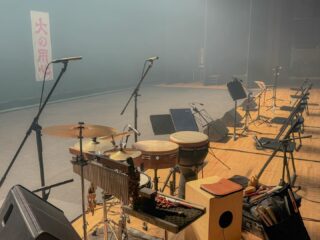 今週はなんやかや…からの、Grupo de Estrella さんの平日開催！の発表会（une dos tresのお三方と10年ぶりの御一緒で感慨深し）がありました。
お疲れ様でした、ありがとうございました。

さてさて、ここから年末に向かって忙しさのカーブが下向きに…

あいや！

その前に宅録案件頂きまして着手。

ひっさびさのコンガ録音でっけども、持ち出す分には好調なGon Bops 4425×ファイバーヘッドが、何故かウチでは鳴りがイマイチで😓

これまた、ひっさびさに立奏用スタンドを使用したら復活。
ほんでも、PATATO x ファイバーヘッドより、ハイが立つ&中低域弱めという、これまたウチならではの症状でむむむ😓

という、状況の打開のためのマイキングはこないなりました。
トップのセンターにnt-2000で、中低域足し算用にどてっぱらを狙って、低い方はAudixi5 高い方は57のダイナミックコンビにて。
とかやってたら、音出し門限が来たので録りは途中で終わってもた。

ヘッド変えただけで、何もかも変わりますな〜

さて、現状での最適解その①はゲットできたので、今度は、ステレオ録音の最適解を探ってみやう、と思った1212な夜。

（マイクスタンドがあと1本あれば、両方いっぺんに出来たのになぁ、と痛し痒し）

あ！
重いマイクを装着したり、伸ばした状態で角度付けると御辞儀しちゃうブームスタンドは、ブームの接合部をバラして掃除するだけで復活するってrise大門さんに教えて頂いたんですが、ホンマでした‼️ありがとうございました。