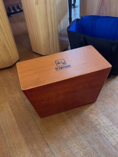 おお！
たった今、アテンポさんからCaja Bongóが届いた。
本日のソロで使ってみよう！

取り敢えずスイートスポットを探さねば！
では、皆様後ほど、スタジオセビージャでお会いしましょう！