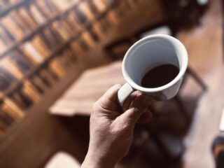 朝から京都ダンス村にて3クラスさせていただいております。しばしコーヒーブレイク☕️

すっかり投稿のスパンが空いてしまいましたが、2件の宅録納品案件をいただき、帰ればなんやかやの日々だったのです。

2月は、これまたダンス村のライブにてスタートしまして、今年は早くも2回めのルナーレさんへの参加で和太鼓に苦しみ😁、幼児園でグル・横沢道治氏の良き？右腕となり、レッスン行脚やアーカイブレッスン動画の編集などを挟みつつ、雪の高槻ベイスライブなどなど、例年ニートのこの時期にしては忙しくさせていただいとります。

それにしても、機械をランクアップしたことで、対応出来る幅が広がったのは、ほんまに良かったです。

今は、それぞれ性能を発揮できてるけど、このさらに上目指すと、どっか一つだけ上げたところで、他のもんが着いてこないので、結局総入れ替えになるんかな、と思うと涙で曇って前が見えない。