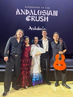 #expo2025osaka スペイン館の「アンダルシア・ウィーク」、最終日のお写真いただきました🤲

Rocio Peralta さんの、フラメンコ衣装のショーを生演奏で…その一翼を担わせて頂き感謝いたします。

音楽監督の、Jose Luis Perez-veraは、素晴らしいカンタオール。

彼は、今回、日本側ミュージシャンのアテンドをしてくださった溝端直子さんが、2017年に行った公演に招聘されていて、その時に共演したご縁で起用していただきました。

日々リンクが緊密になっていく、モデルさん達との息、バックのスクリーンの映像との調和。

スペイン人による音響チームも素晴らしく、持ち込み楽器を瞬時に見切り、低音をブリブリ出してくれて、やっぱりこういう感じよね！と。

チーフとは写真撮るタイミングを逸したので、副隊長のホアキンとパシャリ。

屋外ステージなので、実際に暑くも、内容も熱い1週間となりました。
ありがとうございました。