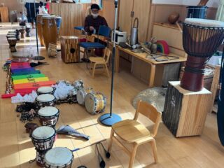 早朝出発。
宝塚市アウトリーチ事業を駆ける打楽器デュオ、ミッチー＆キムキムは、宝塚市を飛び出し、神戸の某幼稚園へ。

0〜6歳児総勢100名超えも、ミッチーこと巨匠・横沢道治氏の即興的アプローチにより、狂喜乱舞の祭りの様相を呈しておりました。

プールから上がった様な疲労感と、ありがたい冬の日差しに包まれながら帰路につきました。