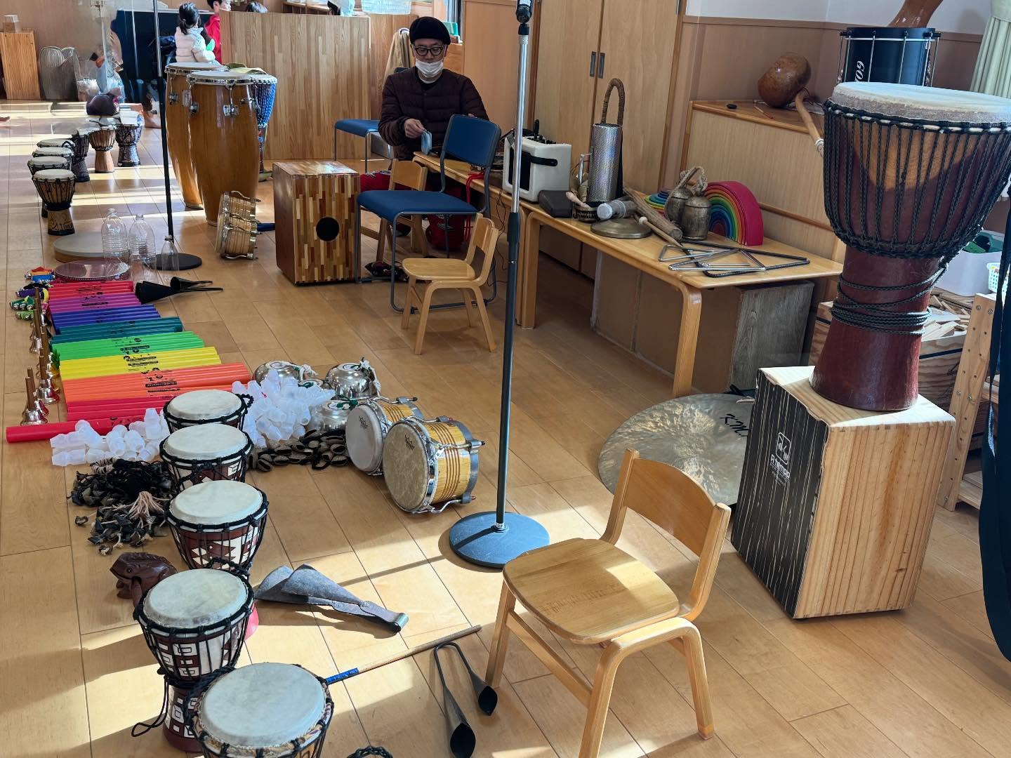 早朝出発。
宝塚市アウトリーチ事業を駆ける打楽器デュオ、ミッチー＆キムキムは、宝塚市を飛び出し、神戸の某幼稚園へ。

0〜6歳児総勢100名超えも、ミッチーこと巨匠・横沢道治氏の即興的アプローチにより、狂喜乱舞の祭りの様相を呈しておりました。

プールから上がった様な疲労感と、ありがたい冬の日差しに包まれながら帰路につきました。