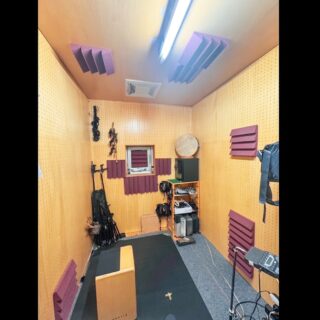 作業×練習部屋のエアコンが壊れて10日。
いちお、防音施工してあるので機密性が高く、窓を潰してるので風も通りません。
換気扇は飾りです。

今日は念願の入れ替え日でしたが、新エアコンが隠ぺい配管の規格と合わず付けれなかった😭

工事のために、エアコンの下に配置されてた、PC、録音関連機器、レコードなどなどを、録音&練習スペースに避難したらカオス。

繁忙期に無理言うて、4日後の工事となりましたが、バラすの3時間かかったし、組むのはもっとかかるよな、と思うと、このまま放置しようと思います。
故障は水漏れなので、機材類が怖いし。

隠ぺい配管とやら、見栄えはよろしいが、色々と難儀やなぁ、と勉強になりました。