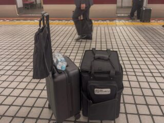 カホンにちょっとだけパーカッション追加…のリクエストに、スーツケースのSサイズを導入してみました。
シンバルスタンド、10インチシンバル、小物少々と衣装などを梱包。
Lサイズは絶対イヤやけど、Mサイズなら有りだったな。
運搬もトライ&エラーですね。

そんなわけで、四日市のKAHOMIフラメンコ教室のおさらい会へ伺いました。
えらい盛り上がりでした🎉
お疲れ様でした。

お写真ありがとうございます〜