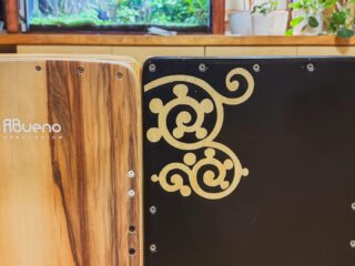 先月、往年の名機とされるPrkのカホンを店頭で発見し、関西で学んだ値切り文化を発揮して手に入れたんすけど、かっるいのに（ギリ3キロ台）低音がふくよかなので、開いてみたくなったんすよね。

あと、これまた先月の嶽北尚子さんスタジオの発表会リハーサルで滑って飛んで行ったので（私前浮かしがちなので、後輪が滑って前に）このフェルトの足をゴムに替えたいってわけで。

高さもABuenoより2センチほど低くてやりづらかったので、ゴム足に替えることで、高さがそろた🎉

今日のリハーサル、明日の本番でつこてみよ！
頑張ります🎉