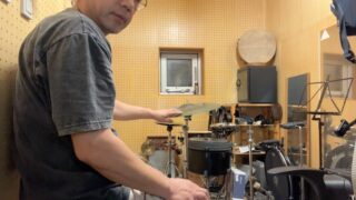 そういや、連続投稿してたシンバル加工ですけど、とっくに磨き終わってまして、まずまずの結果が得られてたんですよね。

加工前から、加工の模様、そして結果までを、小出シンバルさんに伺った話やら、AIにしてもらった構造分析等含めて、ひっさびさにYouTube動画にしよう思ったんですが、繁忙期にはいってしもて、とてもやないけど編集する時間がありませんでして😢

撮影に関しても、時間短縮のためiPhoneインカメラ&部屋の電気1発ずつ…という手の抜きようで悲喜交々。

取り敢えず自己を満足させるために、ダイジェスト的にビフォーアフター🎯

#sabianaax
#elsaborpicante 
#シンバル