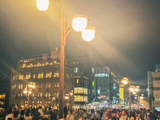 小学校モードから京都レスンモードへ。
浴衣の娘たちが目につくので、もしやとおもたら祇園祭関連ですな…。
案の定、帰りはホコ天バリケード。
帰りの電車が怖いので脱兎！