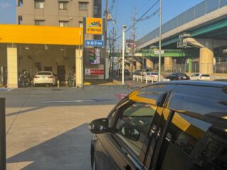 今年も中部地方にたくさん行けると良いな…と祈りつつ、今年初の名古屋移動中です。

基本の満タン・スタートを経て、渋滞突入時対策の余裕分だけ時間を持て余す平常運転。

今回、「カッコつけドライビング自撮り」に最適なスポットを見つけました🤣
時間潰しで迷い込んだショッピングモールの立体駐車場の出口付近では、屋外の光がスポット状に取り込まれていて、フラッシュのような効果を生みましたわ😳

はて、移動再開。