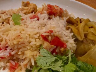 チキン・ビリヤニチャレンジ4回目
アチャールチャレンジ2回目
結構上手くできた
米茹でる湯のスパイスが踊ってる時が◯
翌朝は安定のTKB