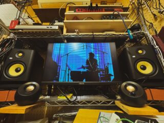 おじの冒険②

初期不良マイクプリの交換品が届き、いそいそ&わくわくドッキング🤖
インターフェイスと共に刷新完了✅

コロナ由来の五十の手習いは数あれど、ここは徒花にはせぬ！

刷新、というより「積み重ね」ですね。
当時ぺっぺいさんが推薦してくれた真空管マイクプリはそのままに、キャラの違うマイクプリ二台体制で参ります。