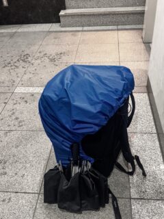 雨の日も（ほぼ）安心
大切なカホンを守ります
透明ゴミ袋が面倒になったので導入
#ザックカバー
