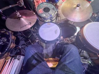 昨日から和歌山来てます。
まもなく本番！

今日はドラマーにもならねばなりません。
普段やらないってか出来ないので、だいぶ特訓しましたが、結果やいかに。

来しなはノロノロ走って、ガソリン車、間も無く29万キロ、10年落ち車にしてはかなりの高燃費をマーク🎉
ま、和歌山の距離だからゆっくり走る気力がもったという説あり👍