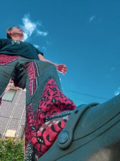 搬出入・屋内外行ったり来たり、クロックス最強
いや、おニューのアフリカ布パンツで気分↑
幼稚園モード！