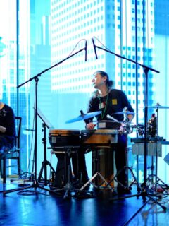 新年、あけましておめでとうございます。
本年が皆様にとって、実り多き一年となりますよう、心よりお祈り申し上げます。

　　　　　　　　　　Photo📷:近藤佳奈さん

帰省する側から、帰省される側として、年越ししました。
久々に食卓の椅子が全部埋まった…
🪑🪑🪑🪑🪑

・
・
・

…とか、いいつつ！
12/30から今の今まで、食う寝る以外は延々と、レコーディング体制の更なる強化のための作業をしております。
もうちょっとで、新システム🎉
今年の目標は「創る！」にしますわ。