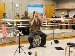 日々、大阪〜京都〜神戸を巡る、レッスン行脚の三都物語であります。

が、先日はちょっと遠出して、三重県は津市にある「佐々木典子フラメンコ教室」様へ出張行脚。

言うても、実家に帰ることを考えたら、まだまだ近所ですな。

パルマ×2クラス
カホン×2クラス

計4クラス、延べ34名の皆様にご受講いただきました！
ありがとうございました！

今回のテーマは、

「ノリや作法……その前に、鍛えるべき部位と脱力すべき部位について」

リズムを聴き分ける「定規」の目盛りは、人によって違いますし、同じ人でも変わっていくものです。

その定規に、より細かな目盛りを刻んでいくための、地味ぃ〜な作業の数々をご紹介させていただきました。

お写真とともに、嬉しいご感想も頂戴しました。
ありがとうございました！

⸻

からの、宣伝になって恐縮ですが……。

当方、打楽器を初めて手にしたのが20代半ば。
フラメンコを始めたのが35歳。

大人になってから脳内開拓を始めた経験が、こうしたカリキュラム作りには役立っております。

今回は、カホンを8台持ち込みました。
10台くらいまでなら、なんとかなります。

出張レッスンにご興味がありましたら、遠方の方もぜひご利用ください！