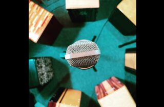 遅ればせながら、昨日よりレッスン再開しました！
今年も宜しくお願いいたします。

今年の目標は「創る」でありますが、レッスンにもそのテーマをぶっ込んで、皆様にも創って頂く目論みがございます。
乞うご期待ください。

さて話題変わりまして、本来は三が日の間に、華々しく録音環境アップデート☑️の予定だったのですが、更新の核となるのはインターフェイスとマイクプリ。

しかし後者の電源受け部分に不具合があり、返品交換待ちでしょんぼり😞
本来なら今頃はアレやこれやと試し録りしてたはずなんですが、こうずれ込んでしもては、どないもこないもあらしません。
でも負けない。

コロナで仕事が無くなった時に、えいや！と五十の手習いで始めた宅録ですが、一昨年、昨年と、少ないながらも音源納品できるようになってきて、つい最近では、私のデータ以外は有名レコーディングスタジオのデータというミラクルが成立したのでして、それが機材更新にブーストをかけました。

で！
入れ替えタイミングでないとできない事は…エアコン洗浄！
なんせ、狭い部屋でアレもこれもやっとるので、部屋の形状からしてPCや DTM機材はエアコン直下にまとめざるを得ないんです。
そこで、バイトバイトバイト時代の職歴から、ダスキンサービスマスターを召喚して、丸洗いしたりました。
手押しポンプの蓄圧式農薬噴霧器では、あの頃のコンプレッサー直結高圧洗浄機にはかなうべくもないわけですが、まぁ満足です。

やっぱり、道具やなぁ、道具。
だから、録音機材の更新は間違いではない。
しかし、ポチりの代償が恐ろしい今日この頃です。